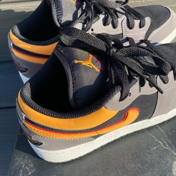 Jordan 1s - Picture 4 of 12